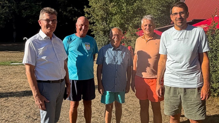 Wolfgang Dahler sprach im Sommer mit Bürgermeister Wolfgang Jautz und Mitgliedern des Fördervereins über das Schwimmbadprojekt